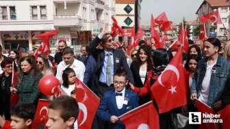 Etimesgut Belediye Başkanı Erdal Beşikçioğlu vatandaşlar ile beraber 23 Nisanı sokakta kutladı