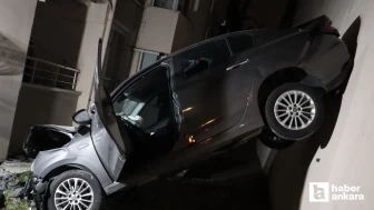 Ankara'da şaşırtan kaza! Otomobil binanın 3. katına çarptı
