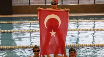 Çankaya Belediyesinin eğitim verdiği genç yüzücüler 23 Nisan için havuza girdi
