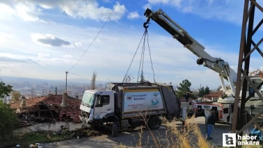 Ankara'da çöp kamyonu gecekondunun çatısına uçtu! 2 yaralı