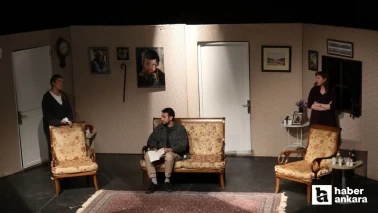 Atılım Üniversitesi Tiyatro Topluluğu Kafamda oyununun ilk gösterimini yaptı