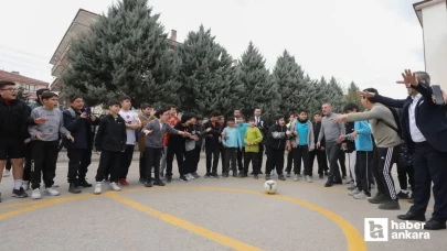 Sincan Belediye Başkanı Murat Ercan çocukların futbol heyecanına ortak oldu