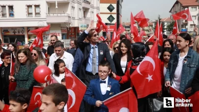Etimesgut Belediye Başkanı Erdal Beşikçioğlu vatandaşlar ile beraber 23 Nisanı sokakta kutladı