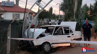 Ankara Çubuk'ta elektrik direğine çarpan otomobilin sürücüsü yaralandı