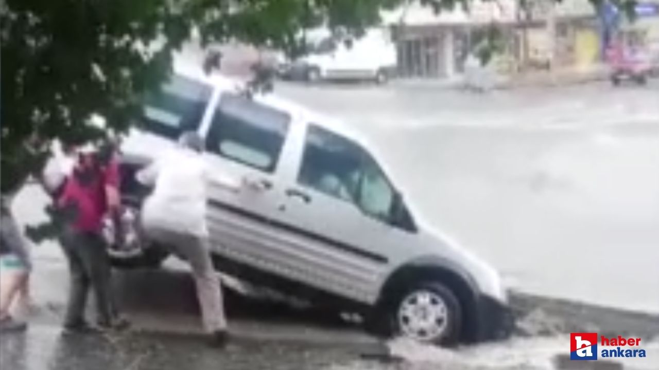 Ankara'da sağanak yağmur sonucu yol çöktü! Araç çukura düştü