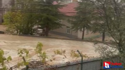 Ankara'da aşırı yağışlar nedeni ile bir mahallede sel meydana geldi!