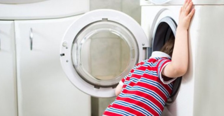 Çamaşır makinesine giren çocuk, makine çalışınca hayatını kaybetti!