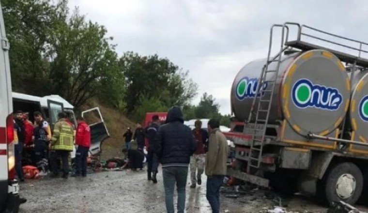 Balıkesir-Kütahya yolunda katliam gibi kaza: 8 ölü, 10 yaralı!