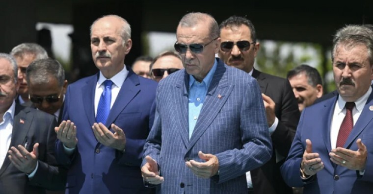 Cumhurbaşkanı Erdoğan'dan Adnan Menderes'in anıt mezarına ziyaret
