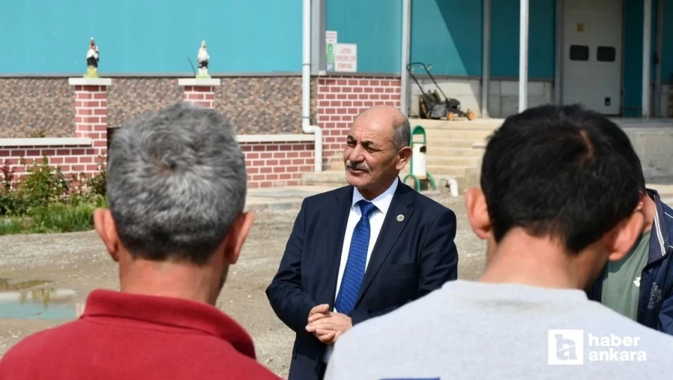 Kalecik Belediye Başkanı Satılmış Karakoç işçilerle bir araya gelerek bayramlarını tebrik etti