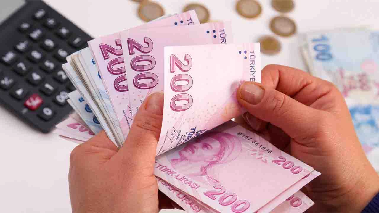 Halkbank’tan 15.000 TL sürprizi! Emeklilerin hesaplarına yatıyor!