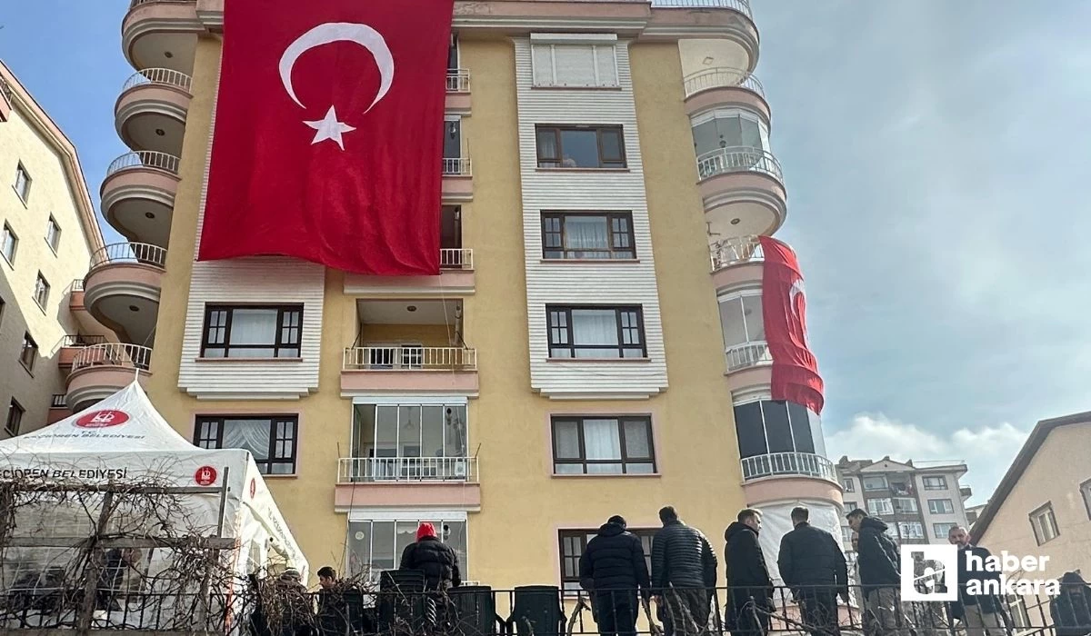 Helikopter kazasında şehit olan Cemil Gülen'in Ankara'daki evi bayraklarla donatıldı