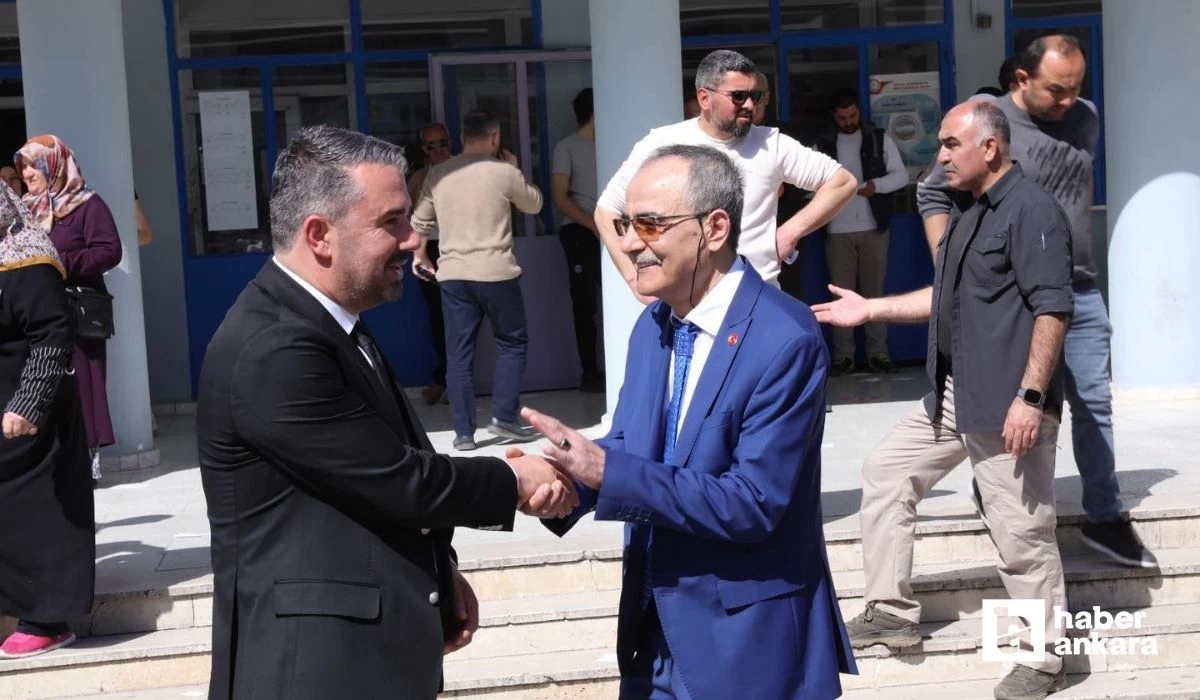 Pursaklar Belediye Başkanı Ertuğrul Çetin oy kullanan vatandaşlar ile bir araya geldi