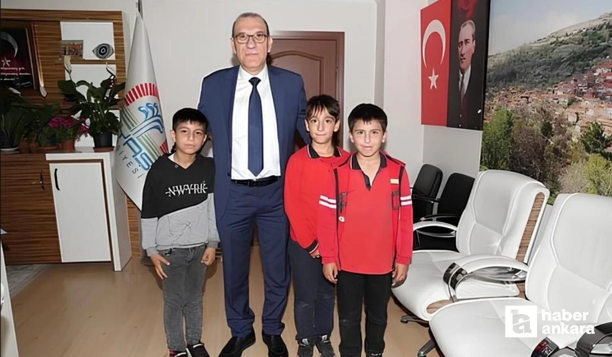İlkokul öğrencileri ödevleri için Ayaş Belediye Başkanı İzzet Demircioğlu'nu ziyaret etti