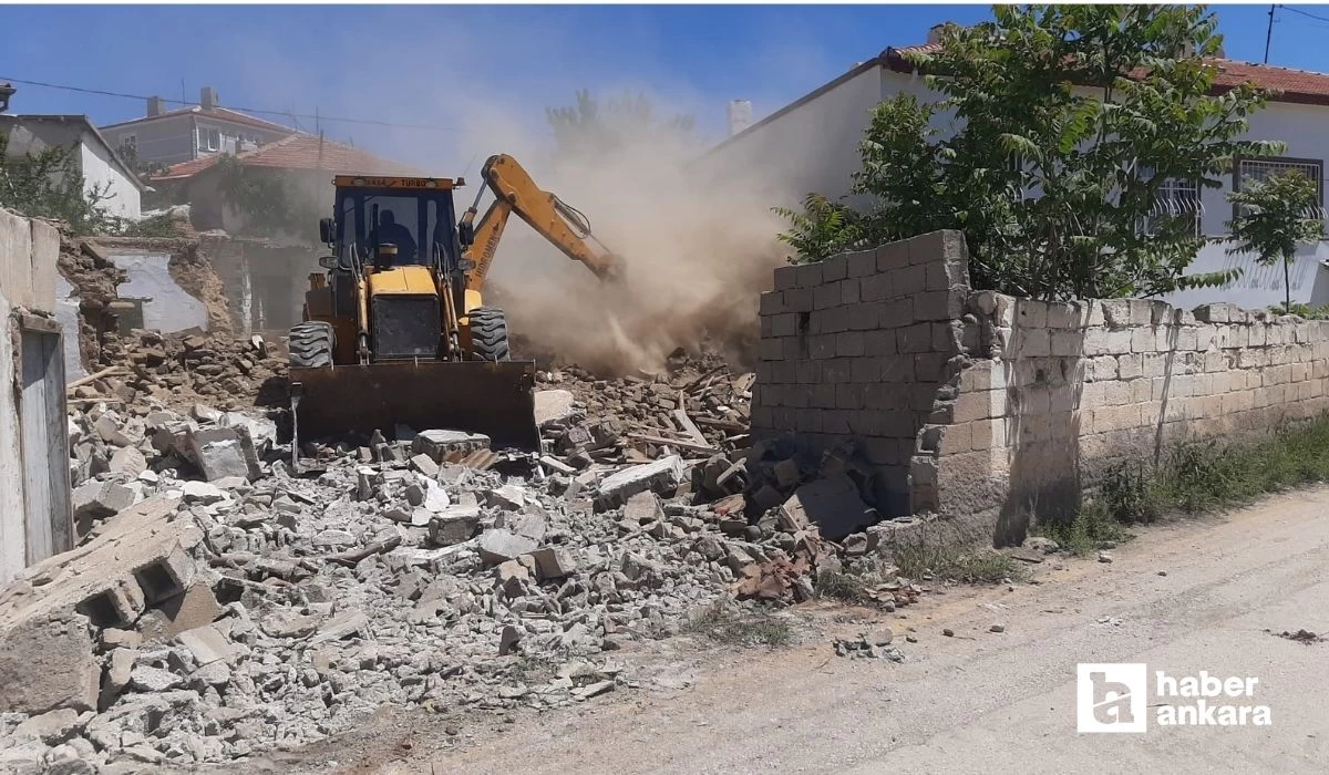 Şereflikoçhisar Belediyesi görüntü kirliliği oluşturan evlerin yıkımına başladı