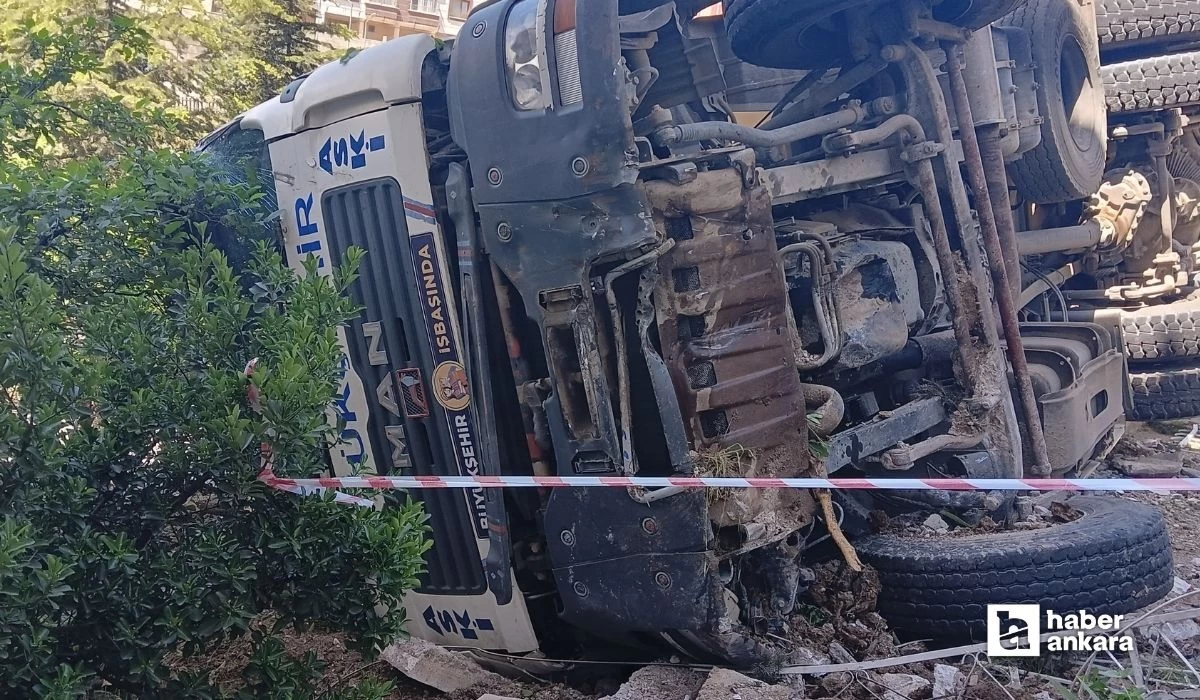 Ankara'da arızalanan belediye kamyonu bir binanın bahçesine devrildi
