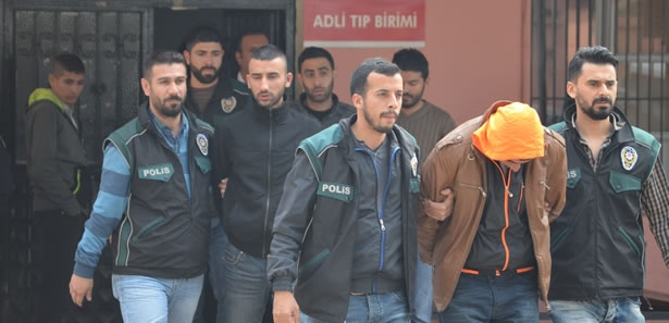 Adana'da Evde Uyuşturucu Paketlerken Yakalanan 7 Kişi Tutuklandı