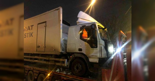 Başkent'te çekicinin taşıdığı kamyon köprüye takıldı