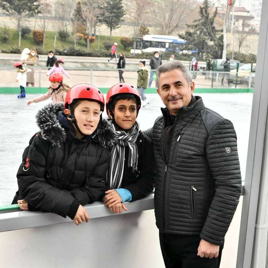 Mamak buz pateni pisti yoğun ilgi görüyor