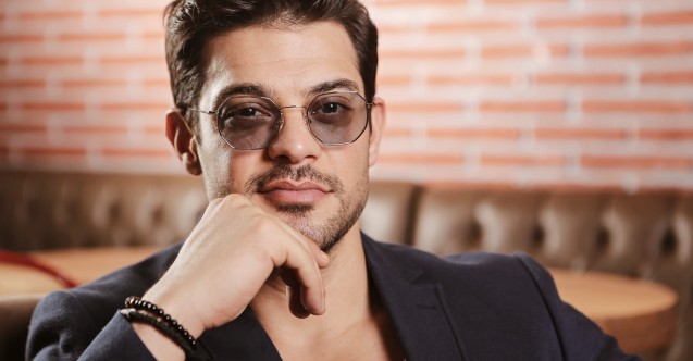 Mehmet Dinçerler o şarkıcıyla sarmaş dolaş görüntülendi!