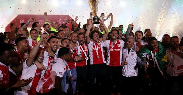 Süper Lig'e çıkan Samsunspor kupasını aldı