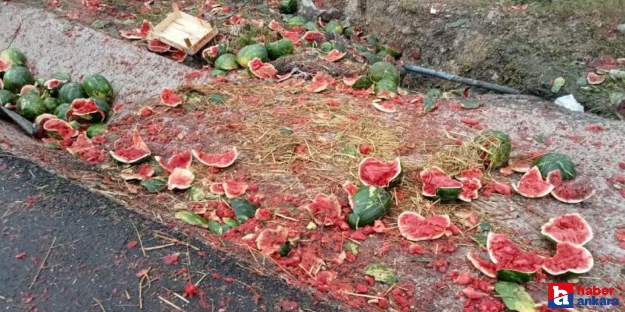 Başkentte karpuz taşıyan kamyonet devrildi