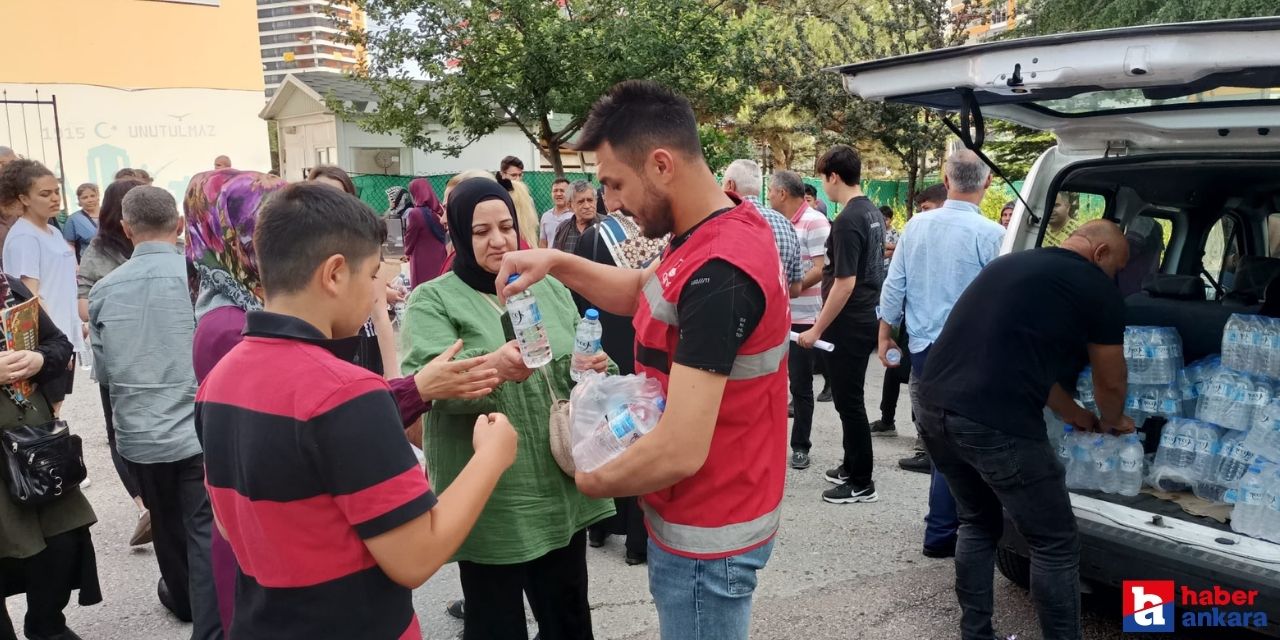 Altındağ'da YKS adayları ve ailelerine su ikramı!