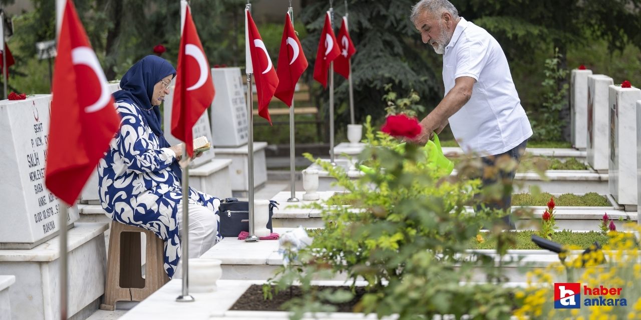Ankara Cebeci Askeri Şehitliği'nde ziyaretçi yoğunluğu