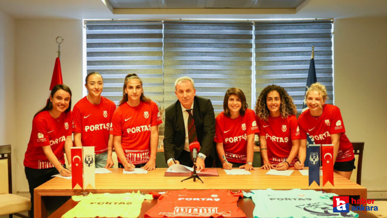 Ankara’nın şampiyon Kadın futbol Takımı ABB Fomget, yeni transferlerine toplu imza töreni düzenledi
