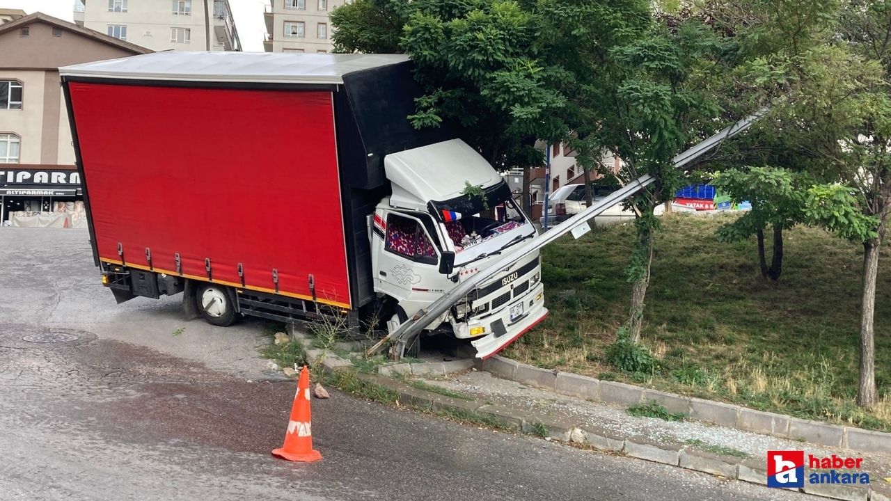 Ankara'nın Mamak ilçesinde el freni çekilmeyen kamyon kaza yaptı!