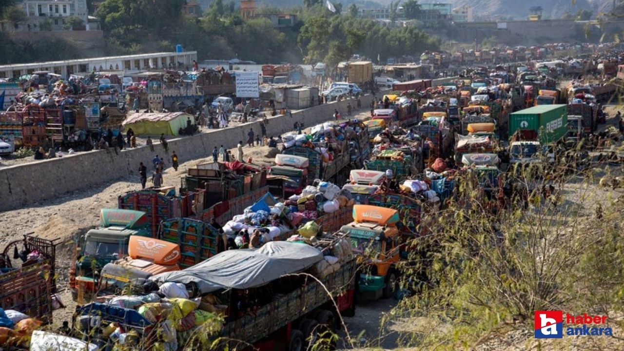 Pakistan ülkeden kovduğu binlerce Afgan göçmen memleket yolu düştü