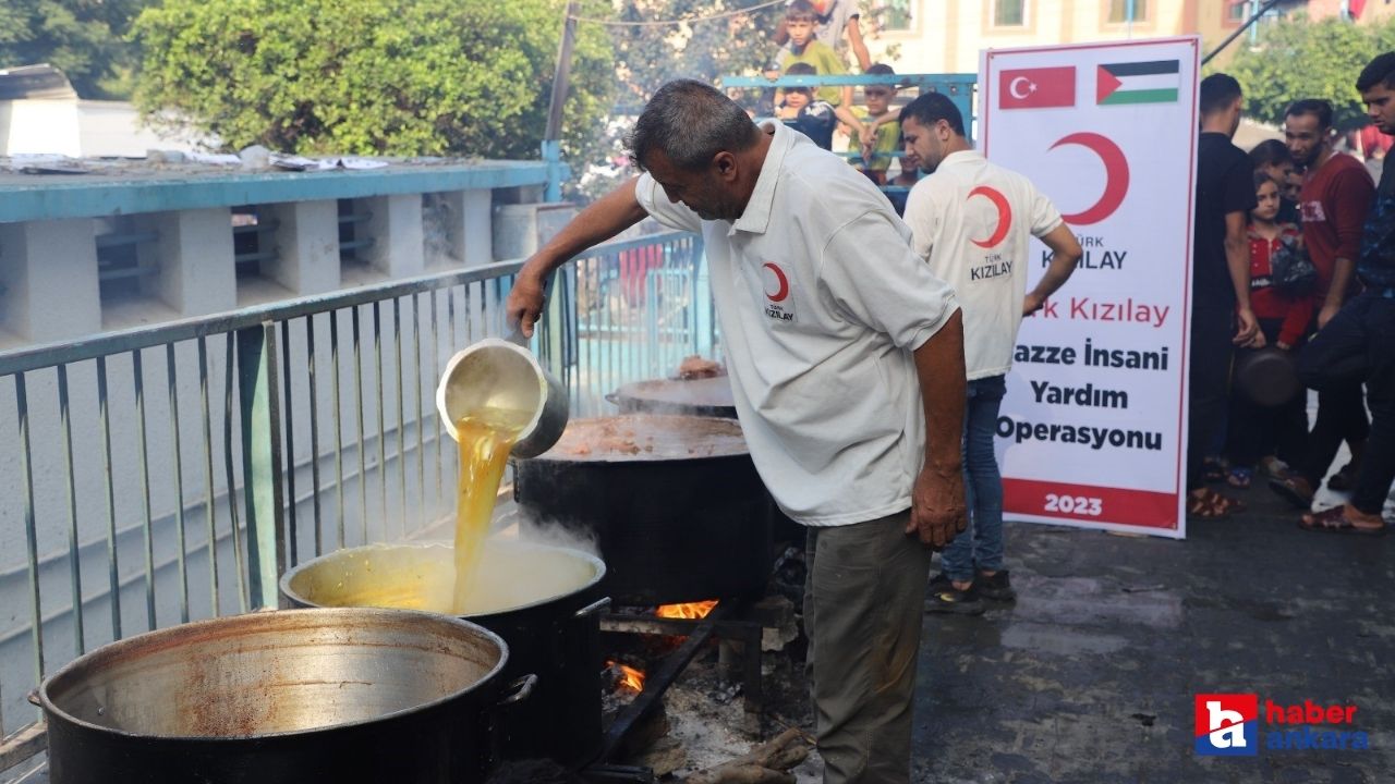 Kaynakların tamamen tükendiği Gazze'de Türk Kızılay ekibi yemekleri odun ateşinde pişiriyor