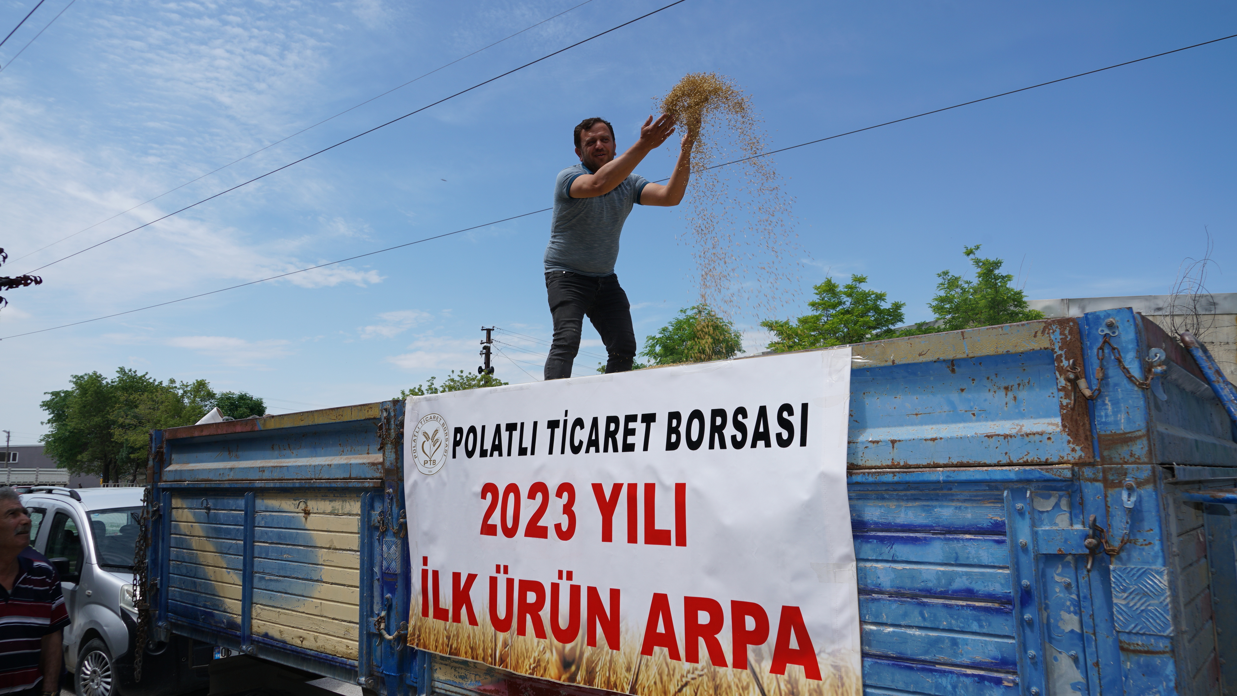 aa-20230613-31413564-31413563-polatli-ticaret-borsasinda-ilk-mahsul-arpa-6-liradan-satildi.jpg