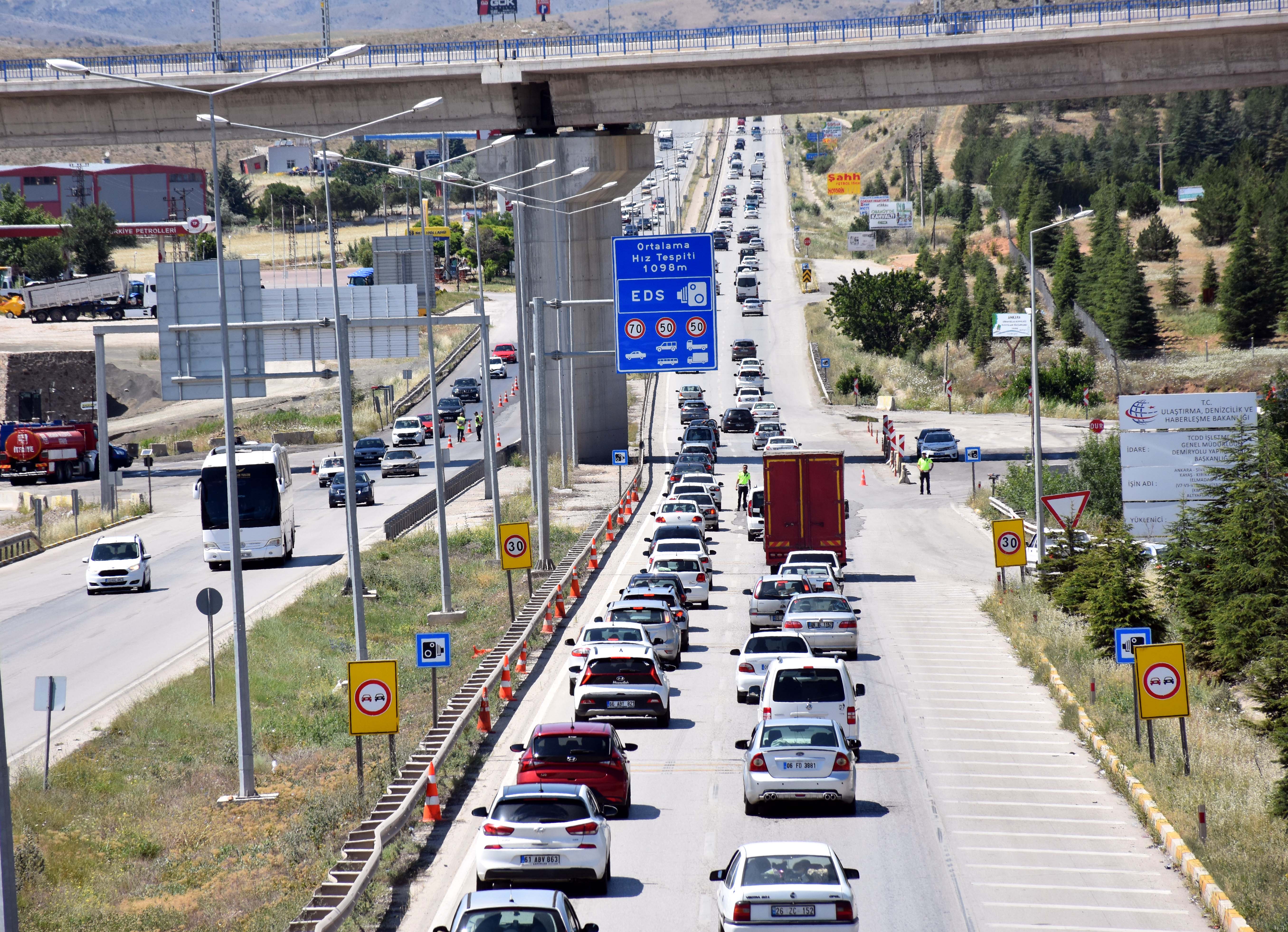 aa-20230702-31574018-31574015-bayram-tatilinin-son-gununde-kilit-kavsak-kirikkalede-trafik-yogunlugu.jpg