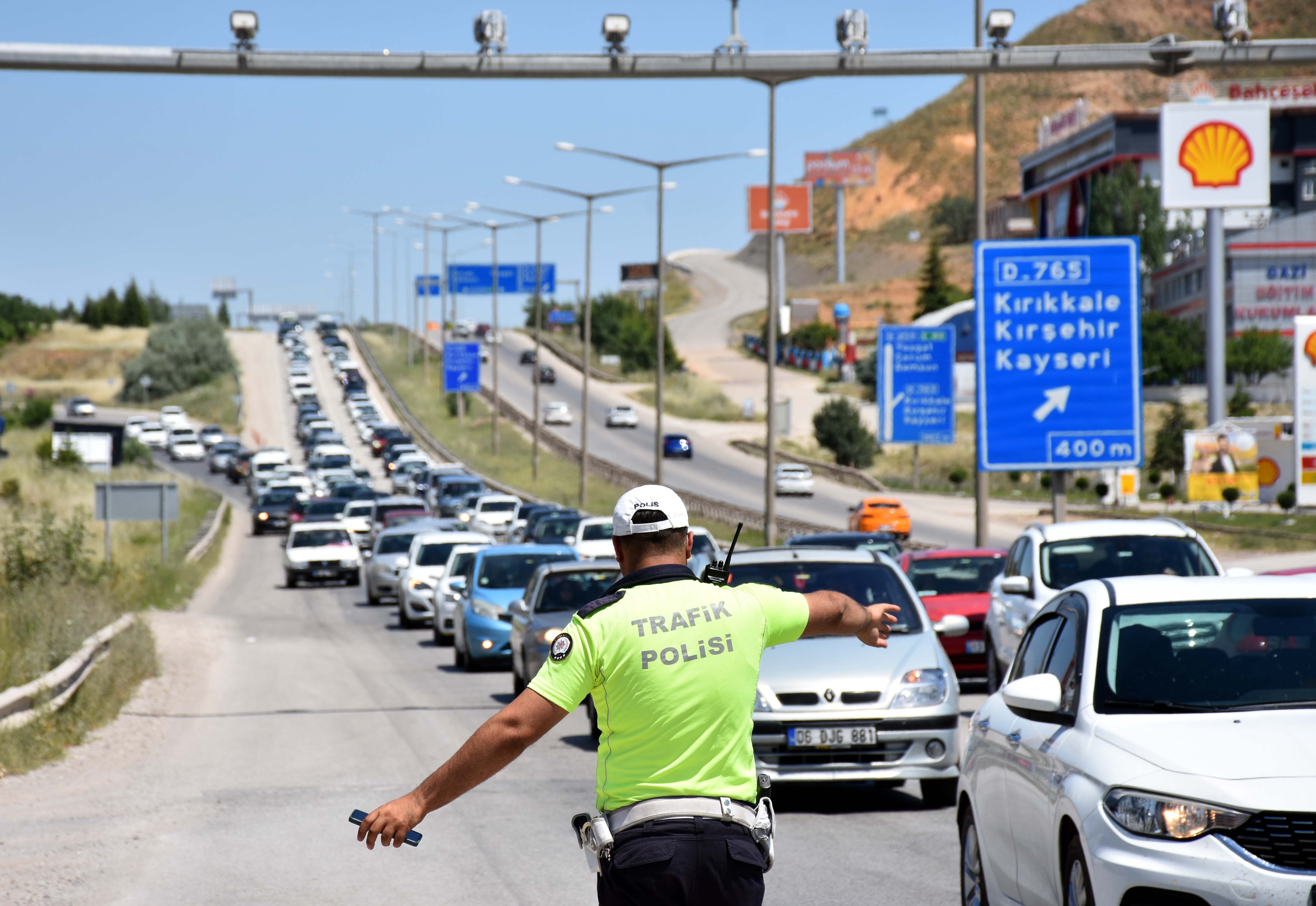 aa-20230702-31574018-31574016-bayram-tatilinin-son-gununde-kilit-kavsak-kirikkalede-trafik-yogunlugu.jpg